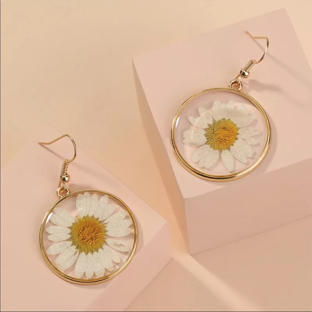 "Daisy Sundays” Real Flower Gold Circle Pendant Bohemian Hippie Plant Earrings - Picture 5 of 7